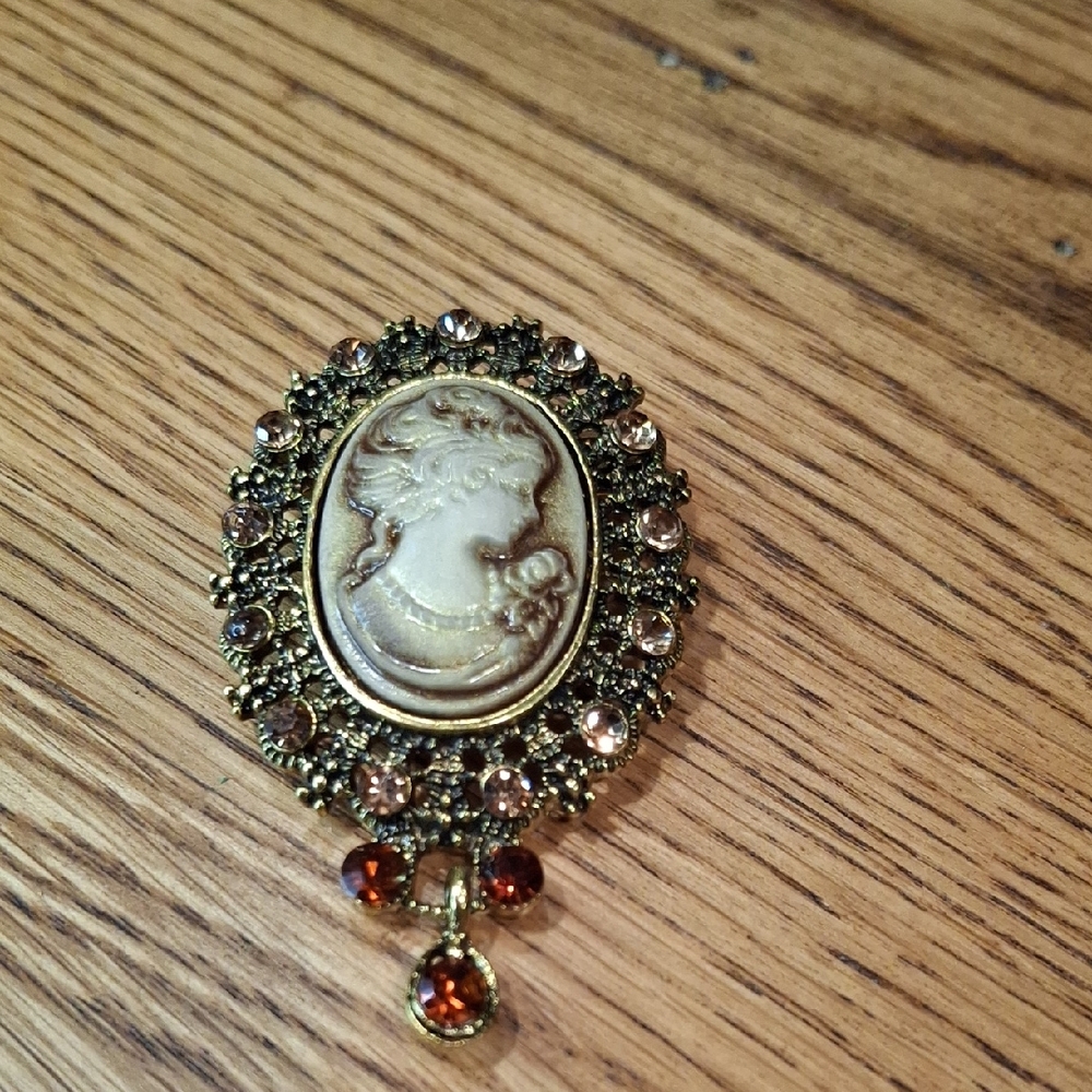 Vintage Style Cameo Brooch